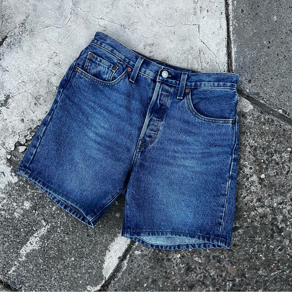 LEVIS 501 women’s mid thigh jean shorts 💗💗💗